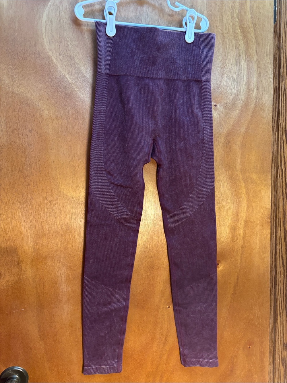JoyLab High-Waist Seamless Ribbef Cropped Leggings in Wine